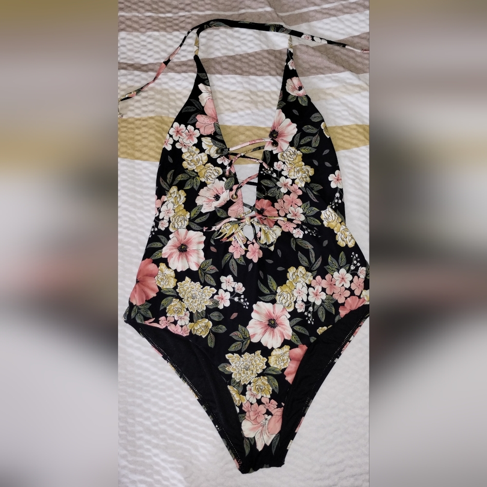 Billabong Halter tie- Front Lace up. Never worn. Minimal rear end coverage